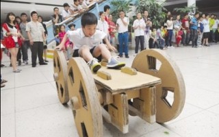 廢舊紙箱變載人紙車