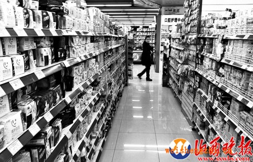 省城某超市衛(wèi)生巾商品區(qū)內(nèi)，衛(wèi)生巾的品牌和種類(lèi)繁多