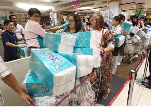 馬來(lái)西亞衛(wèi)生紙暢銷 民眾為避消費(fèi)稅搶購(gòu)日用品