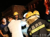 造紙機卡住工人手掌 湖北宜昌市猇亭中隊成功救援