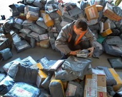 快遞爆倉快遞垃圾何去何從? 引出快遞業(yè)“綠色包裝”深層問題