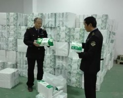 廣東省鳳凰山市場(chǎng)監(jiān)管所查扣大批涉嫌假冒“清風(fēng)”衛(wèi)生紙