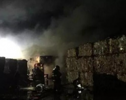 一造紙廠突發(fā)大火