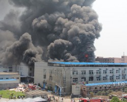 廣東又一印刷廠起火，一夜之間付之一炬?。?！