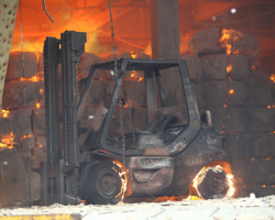 臺灣廣源紙廠深夜大火 200坪廠房燒毀