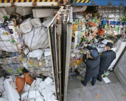 觸目驚心！半年海關(guān)查貨上百萬噸洋垃圾！